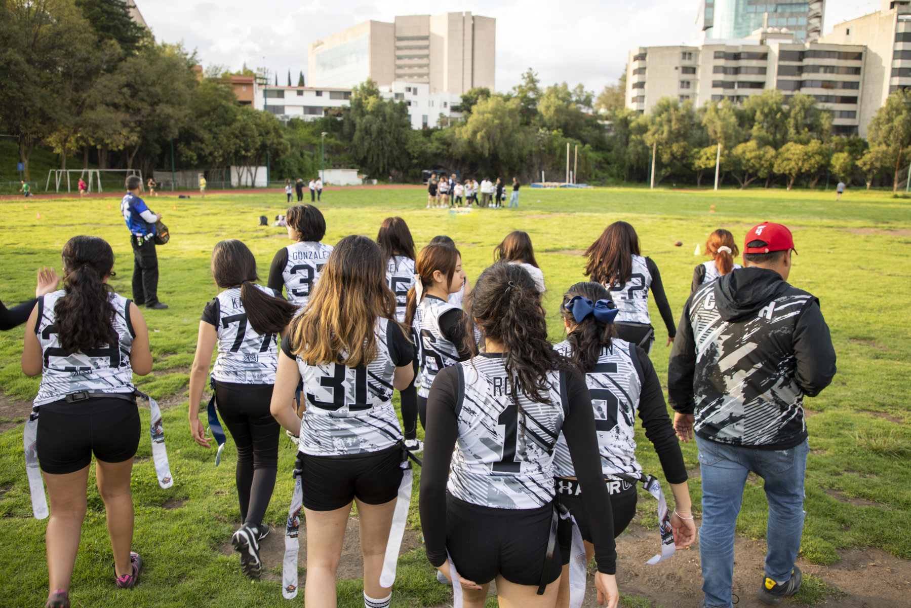 Niños entrenando tocho bandera
