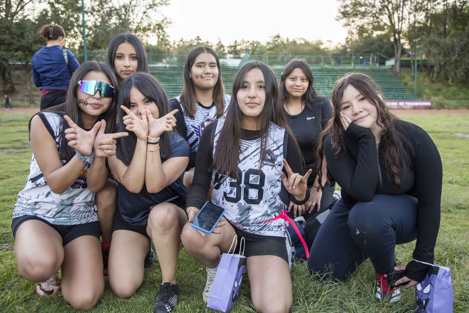 Equipo femenil de tocho bandera celebrando